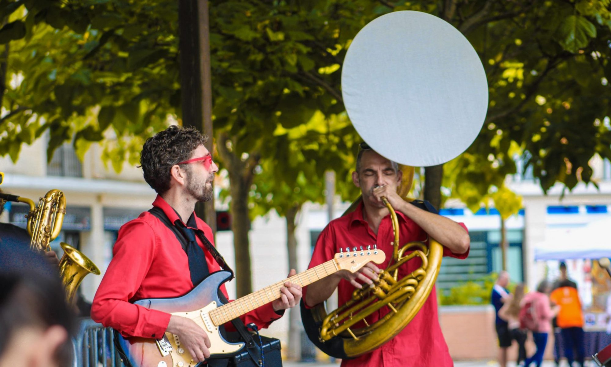 Photo artiste fanfare passage de la flamme olympique mantes la jolie mantes la ville
